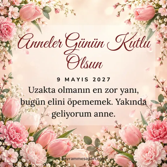 "Anneler Günün Kutlu Olsun" yazılı resimli Anneler Günü mesajı, çiçekler, krem arka planı: Uzakta olmanın en zor yanı, bugün elini öpememek. Yakında geliyorum anne.