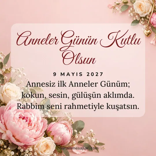 "Anneler Günün Kutlu Olsun" yazılı resimli Anneler Günü mesajı, pembe, şakayık, altın, kalp arka planı: Annesiz ilk Anneler Günüm; kokun, sesin, gülüşün aklımda. Rabbim seni rahmetiyle kuşatsın.