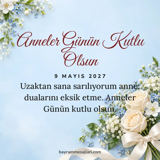"Anneler Günün Kutlu Olsun" yazılı resimli Anneler Günü mesajı, pudra, mavi arka planı: Uzaktan sana sarılıyorum anne; dualarını eksik etme. Anneler Günün kutlu olsun.