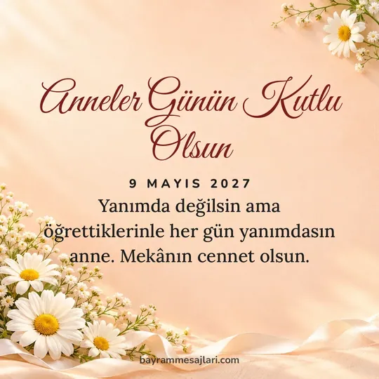 "Anneler Günün Kutlu Olsun" yazılı resimli Anneler Günü mesajı, şeftali, papatya, fildişi, kurdele arka planı: Yanımda değilsin ama öğrettiklerinle her gün yanımdasın anne. Mekânın cennet olsun.