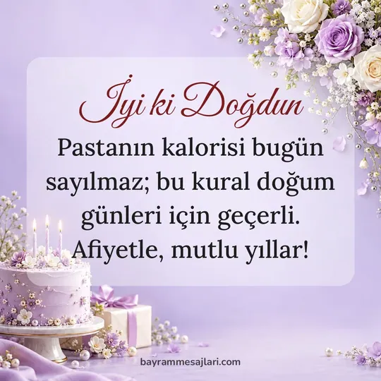 "İyi ki Doğdun" yazılı resimli doğum günü mesajı, lila, inci arka planı: Pastanın kalorisi bugün sayılmaz; bu kural doğum günleri için geçerli. Afiyetle, mutlu yıllar!