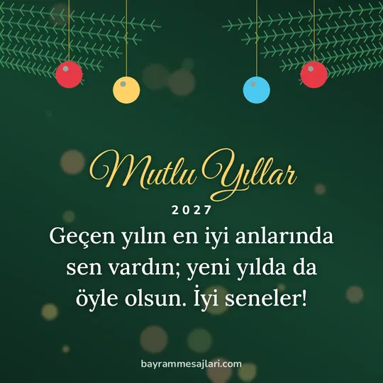 "Mutlu Yıllar" yazılı resimli yılbaşı mesajı, çam dalları ve renkli yılbaşı süsleri: Geçen yılın en iyi anlarında sen vardın; yeni yılda da öyle olsun. İyi seneler!