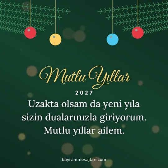 "Mutlu Yıllar" yazılı resimli yılbaşı mesajı, çam dalları ve renkli yılbaşı süsleri: Uzakta olsam da yeni yıla sizin dualarınızla giriyorum. Mutlu yıllar ailem.