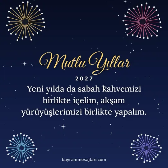"Mutlu Yıllar" yazılı resimli yılbaşı mesajı, gece gökyüzünde renkli havai fişekler: Yeni yılda da sabah kahvemizi birlikte içelim, akşam yürüyüşlerimizi birlikte yapalım.
