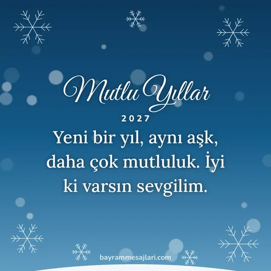 "Mutlu Yıllar" yazılı resimli yılbaşı mesajı, mavi zeminde kar taneleri: Yeni bir yıl, aynı aşk, daha çok mutluluk. İyi ki varsın sevgilim.